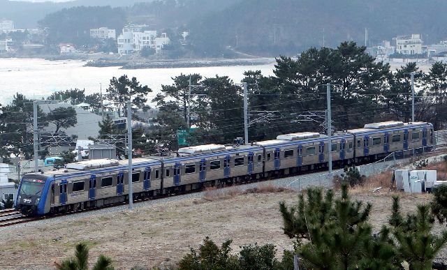 사진은 '부산 부전-울산 태화강' 동해선 복선 전철 모습. 부산일보DB