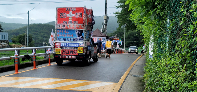 문 전 대통령 부부 여름휴가로 사저가 있는 평산마을의 집회시위도 줄었다. 보수와 진보 단체들의 집회시위는 중단됐고, 일부 1인 시위자들의 집회시위는 계속되고 있다. 김태권 기자