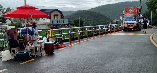 문 전 대통령 부부 여름휴가로 사저가 있는 평산마을의 집회시위도 줄었다. 보수와 진보 단체들의 집회시위는 중단됐고, 일부 1인 시위자들의 집회시위는 계속되고 있다. 김태권 기자
