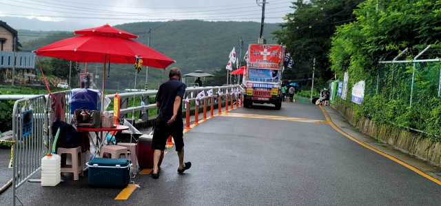 문 전 대통령의 사저가 있는 양산 평산마을에서는 9일 오전부터 집회·시위 때 확성기 사용을 자제하기로 경찰과 반대단체 주최 측과 합의했다. 사진은 지난 2일 문 전 대통령 여름휴간 기간 1인 시위자들이 시위를 하고 있다.김태권 기자