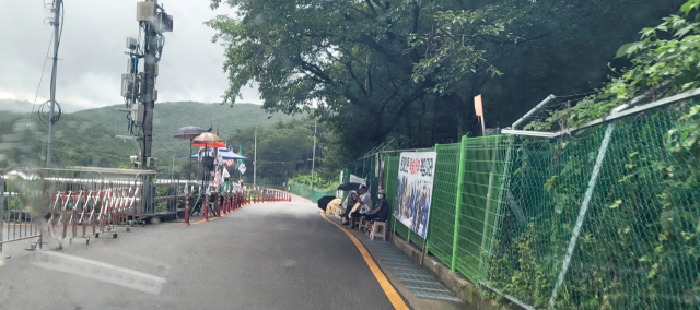 문 전 대통령 부부 여름휴가로 사저가 있는 평산마을의 집회시위도 줄었다. 보수와 진보 단체들의 집회시위는 중단됐고, 일부 1인 시위자들의 집회시위는 계속되고 있다. 김태권 기자