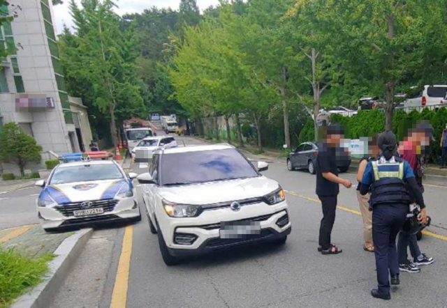 지난 1일 오후 3시께 부산 금정구의 한 도로에서 우회전하던 승용차와 직진하던 오토바이가 부딪혀 오토바이 운전자가 사망했다. 부산경찰청 제공