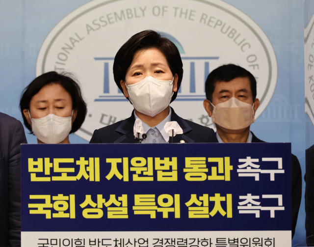 국민의힘 반도체산업 경쟁력 강화 특별위원장인 양향자 무소속 의원이 2일 국회 소통관에서 반도체산업 경쟁력 강화 특별위원회 활동 성과 발표 기자회견을 하고 있다. 김종호 기자 kimjh@