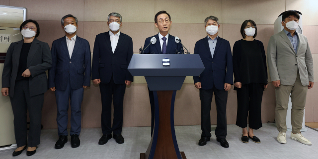 김호철 국가경찰위원회 위원장 등 국가경찰위 위원들이 2일 서울 서대문구 미근동 경찰청에서 경찰국 강행 유감 표명 기자회견을 하고 있다. 경찰위 위원들은 이날 회견에서 경찰국 출범과 관련해 