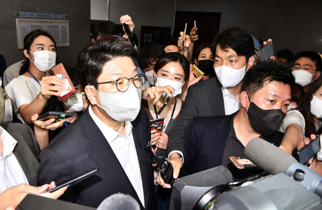 국민의힘 권성동 원내대표가 2일 국회 원내대표실을 나서고 있다. 김종호 기자 kimjh@