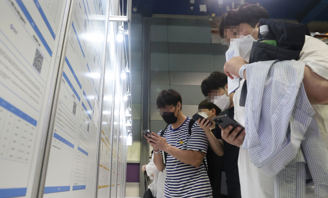 지난달 5일 서울 강남구 코엑스에서 열린 2022 중견기업 일자리 박람회의 채용공고 및 상담예약 게시판 앞이 구직자들로 북적이고 있는 모습. 연합뉴스