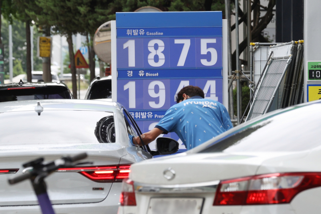 주유소 휘발유 평균 가격이 내림세를 보인 2일 서울의 한 주유소 유가 정보가 게시되어 있다. 연합뉴스