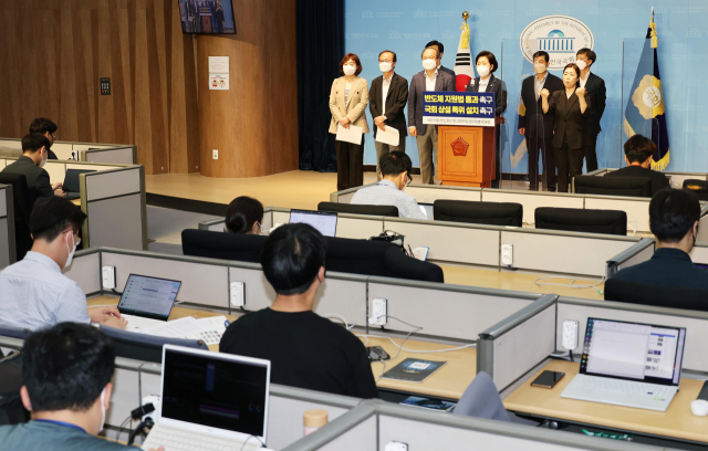 국민의힘 반도체산업 경쟁력 강화 특별위원장인 무소속 양향자 의원이 2일 서울 여의도 국회 소통관에서 반도체산업 경쟁력 강화 특별위원회 활동 성과 발표 기자회견을 하고 있다. 연합뉴스