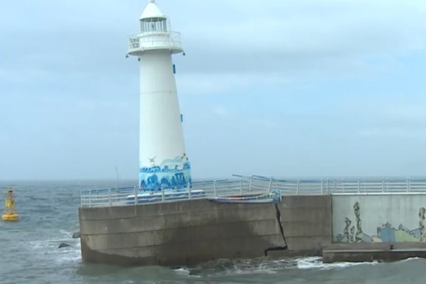 부산 해운대구 청사포 남방파제 일부 구간에 균열이 생겨 등대가 기울어져 있다. 임말숙 부산시의원 제공