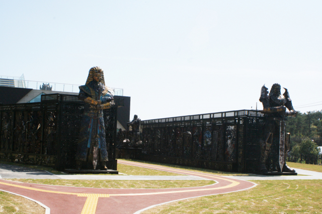 FE01/FE갤러리 야외 전시장에서도 정크아트 작품을 감상할 수 있다. 아트서생 제공