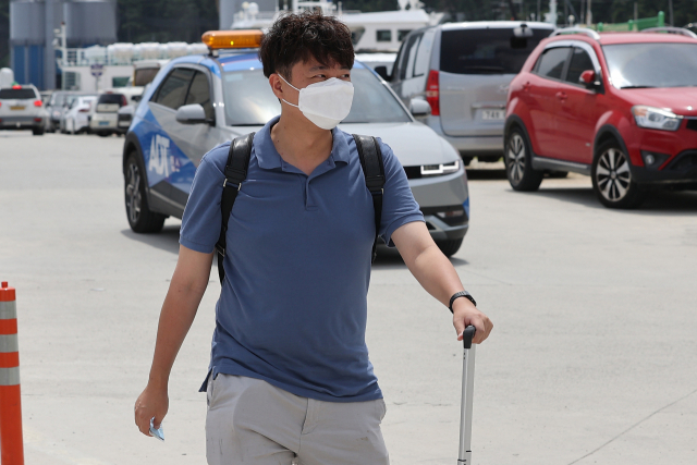 국민의힘 이준석 대표가 7월 27일 경북 울릉군 사동항 여객터미널에서 선박 탑승을 위해 이동하고 있다. 연합뉴스