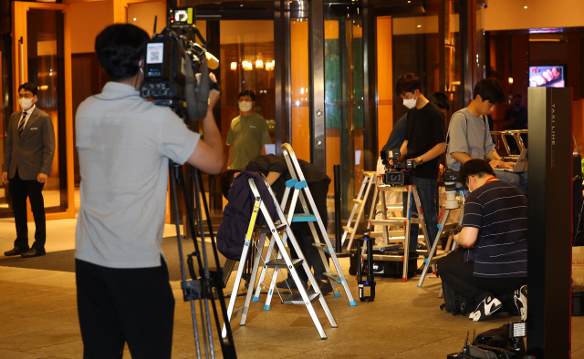 낸시 펠로시 미국 하원의장이 방한한 3일 밤 펠로시 의장 일행 숙소로 사용되는 서울 시내의 한 호텔에서 취재진이 철수하고 있다. 이날 펠로시 의장 일행은 취재진이 대기하고 있던 정문이 아닌 다른 쪽 통로를 통해 호텔로 들어갔다. 연합뉴스