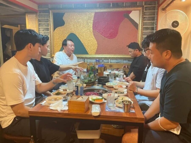 3일 저녁 서울 대학로에서 연극을 관람하고 배우들 격려하는 윤 대통령