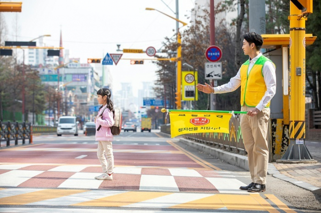 횡단보도 위에 사람이 건너고 있어도 운전자들의 절반 가까이는 감속운전을 안하는 것으로 나타났다. 또 보행자가 횡단보도에서 건너려고 대기 중에도 과속으로 통과하는 차량이 60%나 됐다. 이미지투데이