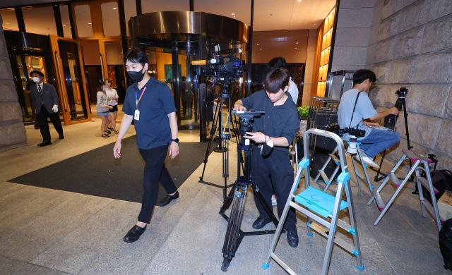 낸시 펠로시 미국 하원의장이 방한한 3일 밤 펠로시 의장 일행 숙소로 사용되는 서울 시내의 한 호텔에서 취재진이 철수하고 있다. 이날 펠로시 의장 일행은 취재진이 대기하고 있던 정문이 아닌 다른 쪽 통로를 통해 호텔로 들어갔다. 연합뉴스