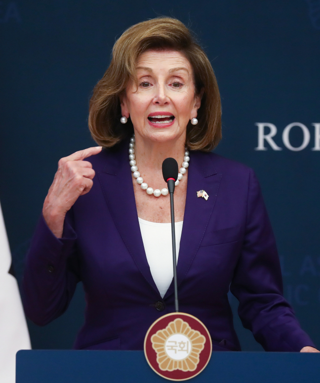 낸시 펠로시 미국 하원의장이 4일 국회에서 공동언론 발표를 통해 김진표 국회의장과의 회담 결과를 발표하고 있다. 김종호 기자 kimjh@