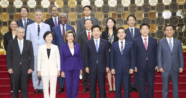 김진표 국회의장과 낸시 펠로시 미국 하원의장이 4일 국회에서 공동언론발표 뒤 참석자들과 기념 촬영을 하고 있다. 연합뉴스