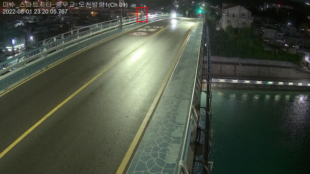 통영시 자살예방시스템이 포착한 현장. 화면 좌측 상단에 붉은색 네모 박스로 위험 객체를 인지하고 있다. 통영시 제공