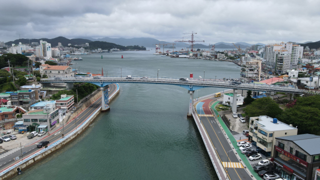 통영시 CCTV 자살예방시스템이 설치된 충무대교. 최근 한 달 사이 이곳에서만 3건의 투신 의심 상황이 포착됐다. 통영시 제공