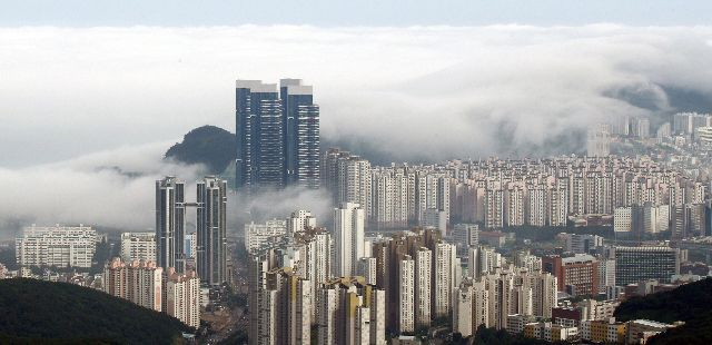 금리 인상과 대출 규제, 경기 침체 우려가 주택시장 침체를 부르면서 전국적으로 아파트 가격이 계속 떨어지고 있다. 사진은 황령산에서 바라본 수영구와 해운대 아파트 시가지 전경.부산일보DB