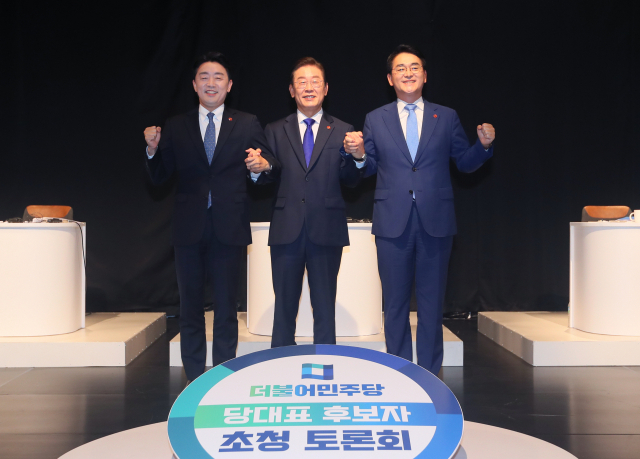 3일 제주MBC에서 열린 민주당 대표 후보자 토론회에 앞서 강훈식(왼쪽부터), 이재명, 박용진 후보가 기념촬영을 하고 있다. 연합뉴스