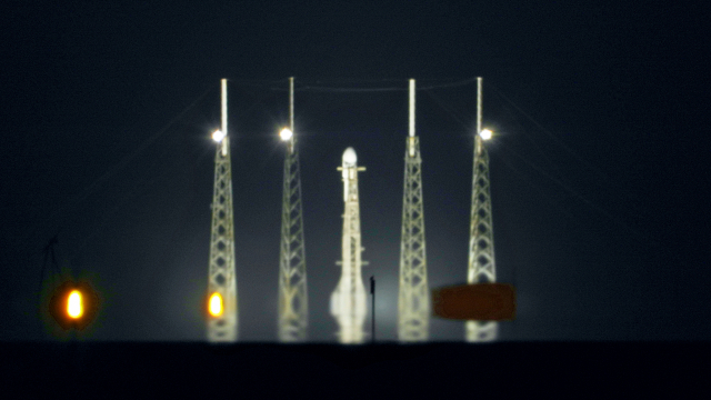 한국의 첫 달 탐사선 ‘다누리’를 탑재한 미국 스페이스X의 팔콘9이 3일 오후(현지시간) 미국 플로리다 케이프커내버럴 미우주군기지 40번 발사장에서 기립해 있다. 과기정통부 제공