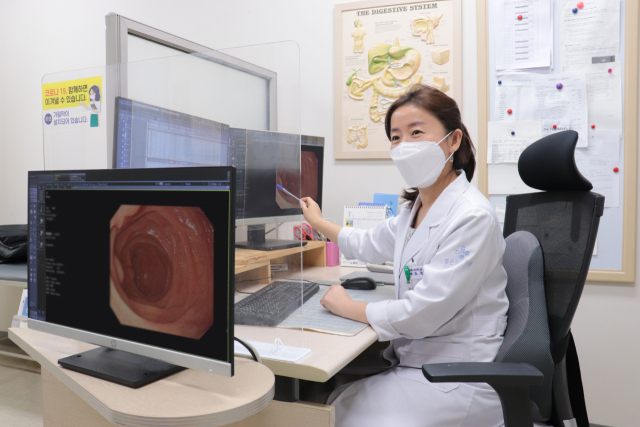 소화기내과 오숙경 과장이 역류성 식도염 환자에게 내시경 검사를 토대로 경과를 설명하고 있다. 좋은강안병원 제공