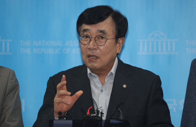 국민의힘 서병수 전국위원회 의장이 3일 오후 국회 소통관에서 전국위원회 및 비상대책위원회 구성 등과 관련해 취재진의 질문에 답변하고 있다. 연합뉴스