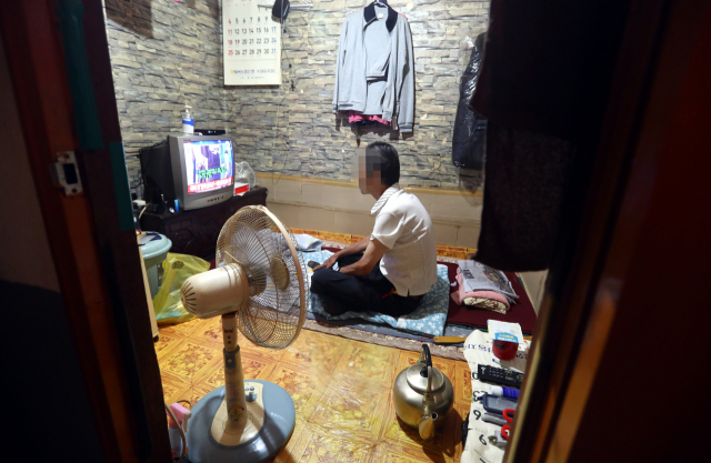 코로나19가 재유행하면서 국내 누적 확진자 수가 지난 3일 2000만 명을 넘었다는 소식은 코로나 대책에도 새로운 전환을 요구한다. 특히 고령층은 코로나 재유행으로 인한 우울증 등 불안감 확산으로 더욱 세심한 대책이 필요하다. 부산 동구 한 쪽방촌 반지하 방에서 무더운 하루를 보내는 노인. 정종회 기자 jjh@