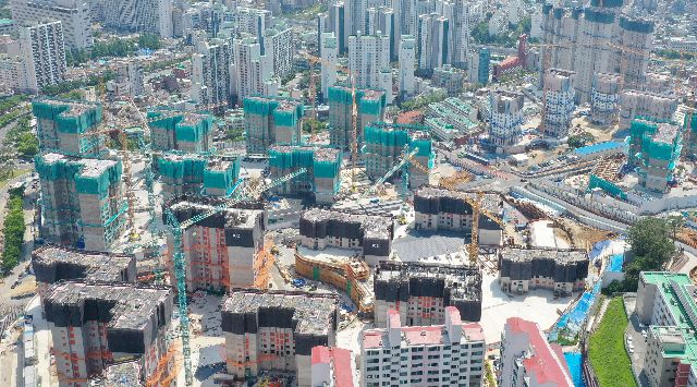 사진은 부산의 한 대단지 아파트 건설 현장. 부산일보DB