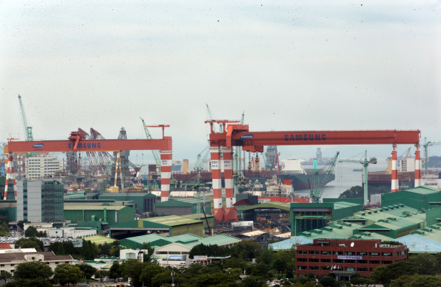 하반기 동남권 경제는 고물가, 고금리, 고환율 등 삼중고로 어려움을 겪을 것으로 조사됐다. 삼성중공업 거제조선소 전경. 부산일보DB