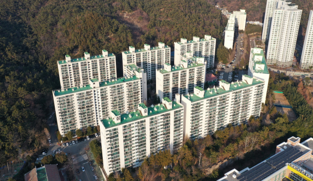 2019년 만들어진 부산시의 ‘120m 높이 제한’ 방침이 사실상 폐기되면서 해운대구 우동1(삼호가든)재건축 단지의 최고 높이가 87m에서 102m로 상향 조정됐다. 삼호가든 아파트 전경. 부산일보DB