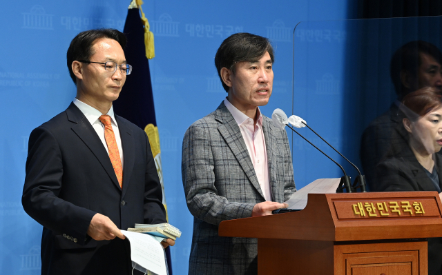 국민의힘 조해진 의원(왼쪽)과 하태경 의원이 4일 오전 국회 소통관에서 국민의힘 당헌개정 관련 기자회견을 하고 있다. 연합뉴스