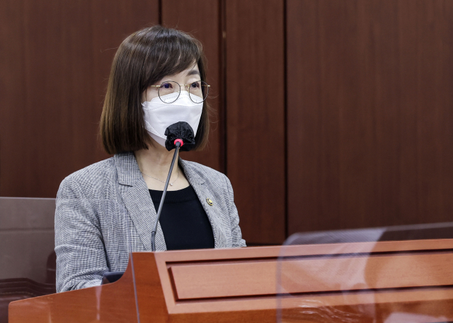 백경란 질병관리청장이 2일 오전 서울 여의도 국회에서 열린 보건복지위원회 전체회의에서 업무보고하고 있다. 연합뉴스