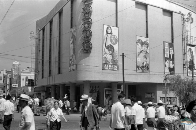 1957년 개장한 제일극장 전경. 출처: 부산박물관