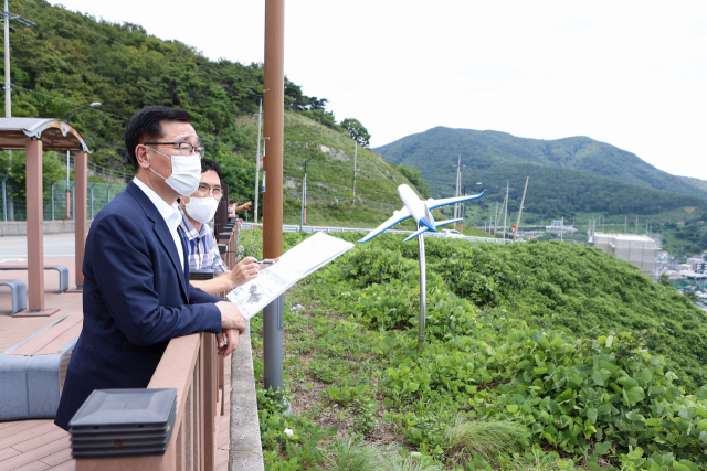 어명소 국토교통부 2차관이 5일 부산 가덕신공항 건설사업 예정지를 방문, 가덕도 대항전망대에서 사업 현황에 관한 설명을 듣고 있다. 국토부 제공