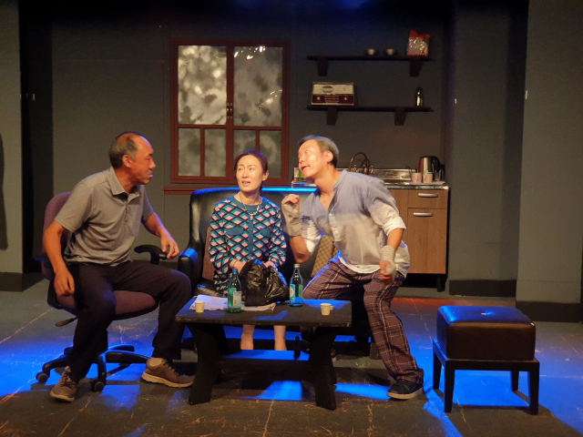 연극 '언덕을 넘어서 가자' 공연 장면. 극단 액터스 제공