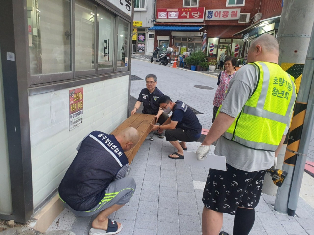 동구청년연합회, 행복 평상과 행복 의자 설치 사업 진행