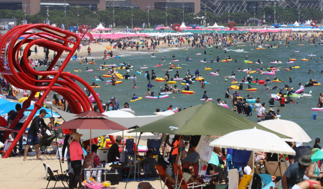 가을에 접어들었음을 알리는 절기 ‘입추’임에도 폭염경보가 발효돼 불볕더위가 기승을 부린 7일 오후 부산 해운대해수욕장에서 많은 피서객이 물놀이를 하며 더위를 식히고 있다. 정종회 기자 jjh@