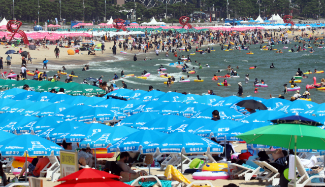 7일 오후 부산 해운대해수욕장에서 많은 피서객이 물놀이를 하며 더위를 식히고 있다. 정종회 기자 jjh@