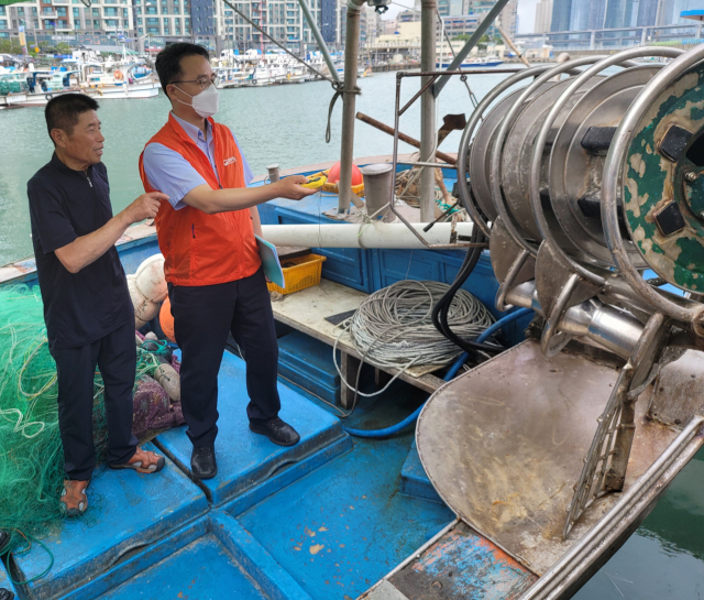 수산과학원이 어선용 ‘원격 무선조정장치’를 시연하는 모습. 수과원 제공