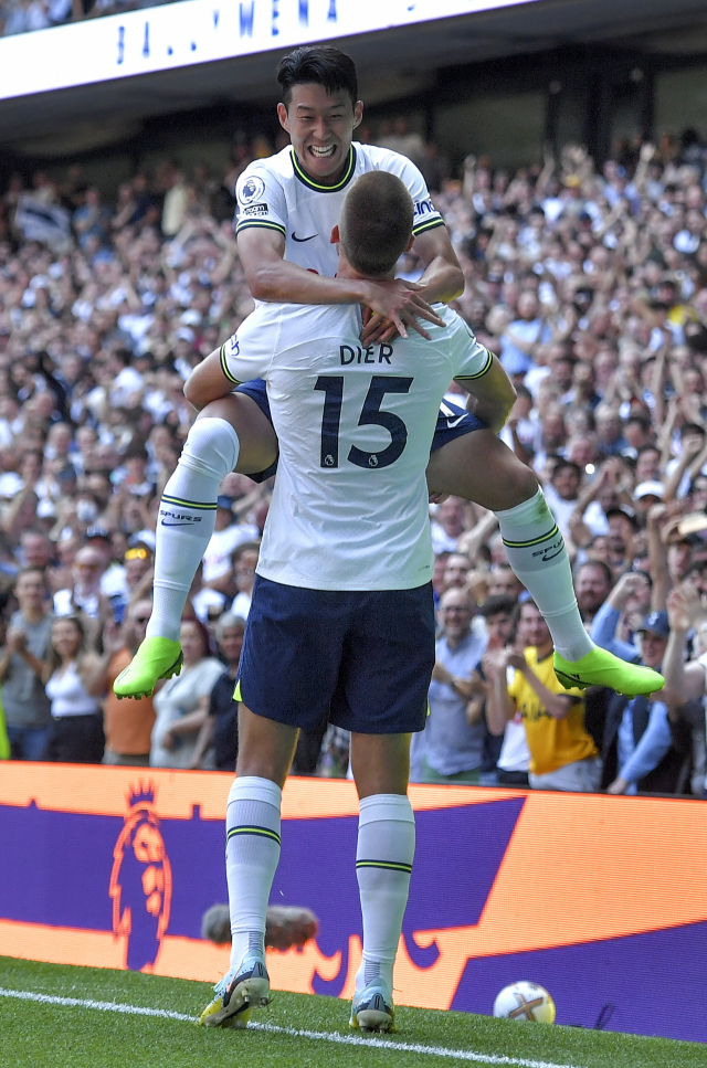 토트넘의 손흥민(위)이 6일(한국시간) 영국 런던의 토트넘 홋스퍼 스타디움에서 열린 2022-2023 잉글랜드 프로축구 프리미어리그(EPL) 개막전 사우샘프턴과의 경기에서 에릭 다이어의 역전 골을 도운 뒤 다이어와 세리머니를 하고 있다. EPA연합뉴스