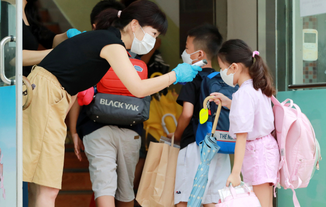 지난해 9월 부산의 한 초등학교에서 학생들이 2학기 첫 등교를 하고 있다. 부산일보DB