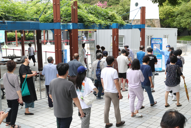 휴가철 이동량 증가와 변이 바이러스 확산 등의 영향으로 코로나19 확산세가 반등 조짐을 보이고 있다. 최근 부산시청 등대광장 임시선별검사소에서 시민들이 코로나19 검사를 받고 있다. 부산일보DB