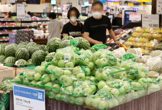 서울의 한 대형마트에서 장을 보는 시민의 모습. 연합뉴스
