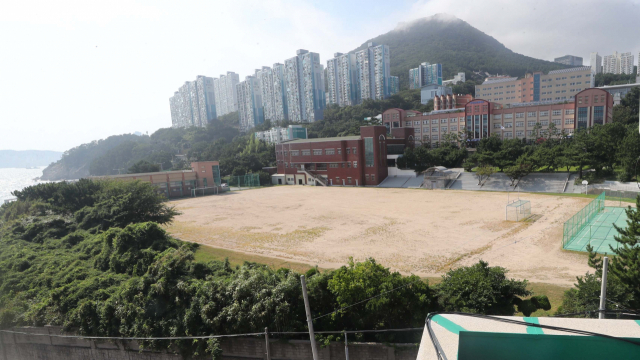 7일 부산 영도구 부산남고 전경. 부산시교육청이 최근 강서구 명지국제신도시로 학교 이전을 재추진하면서 반발 움직임이 본격화하고 있다. 이재찬 기자 chan@