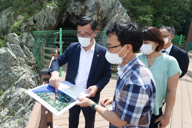 국토교통부 어명소 2차관(맨 왼쪽)이 가덕도신공항 건설 예정지를 찾아 가덕도신공항추진단 관계자로부터 신공항 추진현황에 대해 보고받고 있다. 국토부 제공