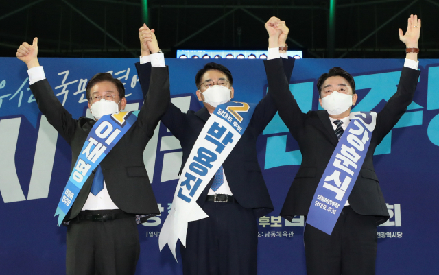 더불어민주당 8·28 전당대회 지역 순회 경선 둘째 날인 7일 오후 인천 남동체육관에서 열린 당 대표·최고위원 후보자 인천 지역 합동연설회에서 이재명, 박용진, 강훈식 당 대표 후보가 기념촬영을 하고 있다. 연합뉴스