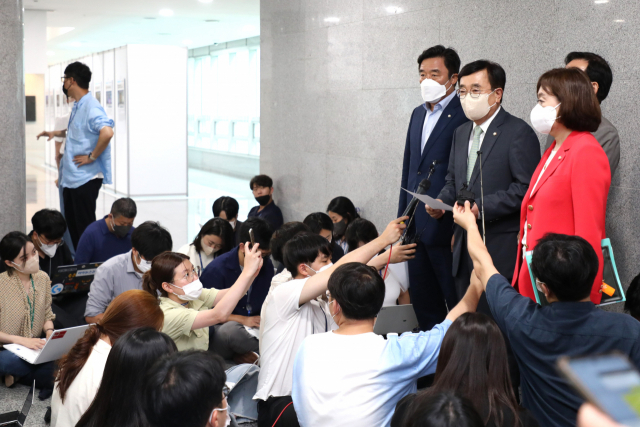 국민의힘 서병수 상임전국위원회 의장이 지난 5일 국회 의원회관에서 열린 제4차 상임전국위원회를 마친 뒤 취재진의 질문에 답하고 있다. 국회사진기자단