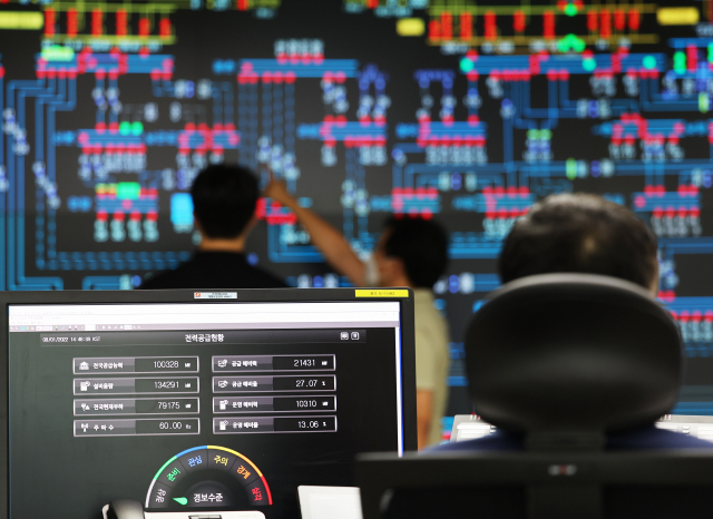 전국적으로 무더위와 열대야가 지속되고 산업 현장은 여름 휴가에서 복귀하는 인력이 늘면서 이번 주가 올여름 전력수급 운영의 최대 고비가 될 전망이다. 지난 1일 오후 경기도 수원시 한국전력공사 경기지역본부 전력관리처 계통운영센터에서 관계자들이 전력 수급 상황을 점검하고 있는 모습. 연합뉴스